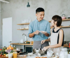 Nghe tin chúng tôi vỡ nợ, chị gái chồng đưa cho 1 chiếc túi, nhìn thứ trong đó tôi quỳ xuống xin lỗi