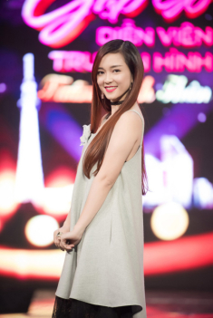 Ngỡ ngàng Đinh Hương trẻ như gái 18 ở tuổi U30