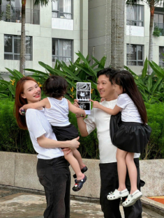 Nhã Phương giấu bụng bầu lần ba cực khéo với gu thời trang tinh tế