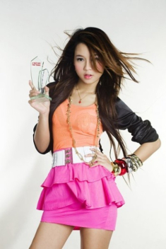 Nhan sắc Sam từ hot girl tuổi teen đến bà mẹ hai con vẫn xinh ngọt ngào