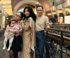 NSND Thanh Lam bế cháu ngoại sang Úc thăm ái nữ đầu lòng, chồng bác sĩ nhờ con riêng của vợ trông hộ bà xã