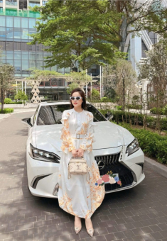 Nữ BTV mang quân hàm đại úy công an mix đồ đa phong cách, tôn dáng đẹp