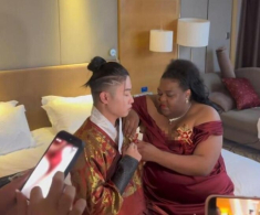 Nữ đại gia Châu Phi mang hồi môn khủng cưới chồng kém 20 tuổi, biểu cảm của bố mẹ chồng gây chú ý