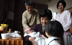 Ôm con về nhà ngoại vì mẹ chồng không ưa mẹ tôi, 2 hôm sau bà nài nỉ tôi quay về