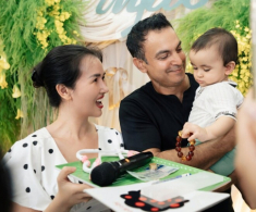 Phản ứng của chồng Võ Hạ Trâm khi con lai Ấn không chọn vàng tiền, chỉ lấy tràng hạt từ ông ngoại xuất gia trong tiệc thôi nôi