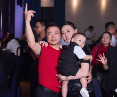 Phương Oanh cùng 4 con mừng sinh nhật Shark Bình, bố chồng Đại tá cười rạng rỡ khi được quý tử biếu quà