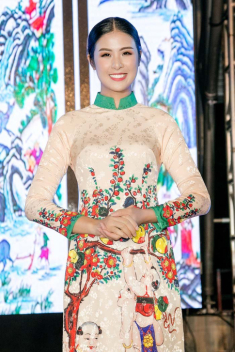Quan khách tại Hội nghị cấp cao APEC 2017 say mê áo dài của HH Ngọc Hân