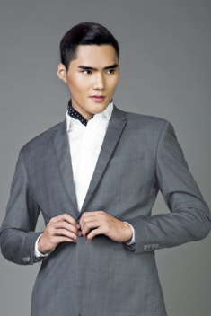 Quán quân nam đầu tiên của VNTM ngày càng lịch lãm cuốn hút