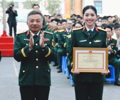 Sao Việt 24h: Á hậu Châu Anh được thăng quân hàm lên Trung úy trước niên hạn, 22 tuổi nhận bằng khen từ Tổng cục Chính trị