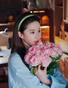 Sau chụp ảnh cùng hoa hồng, Lưu Diệc Phi lại khởi xướng trào lưu làm đẹp mới