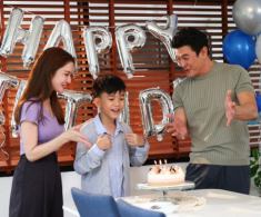 Sau khi lo xong hậu sự cho bố, tôi đưa mẹ kế về nhà, vài tiếng sau anh kế đã tìm tới