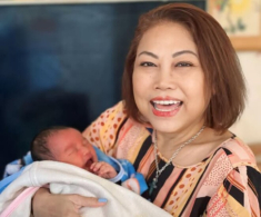 Siu Black hạnh phúc đón thành viên mới ở tuổi U60, khoe ảnh bế “thiên thần nhỏ” trông cực yêu