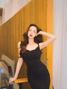 Tấm lưng ong của Bảo Ngọc chiếm trọn spotlight tiệc cưới Quỳnh Châu