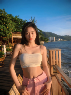 Tân hoa hậu Yến Nhi chăm mặc crop top khoe eo