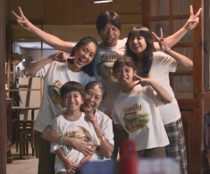 Thái Hoà “hạ cái tôi” để làm bạn cùng con, đi khắp đoàn phim khoe ngoại hình điển trai của quý tử