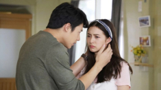 Thấy chồng bế con cho tôi ngủ, bà nội anh vào phòng hỏi một câu khiến tôi điếng người