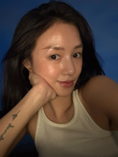 Thói quen không tốn kém mỗi sáng giúp Salim giữ da căng mịn