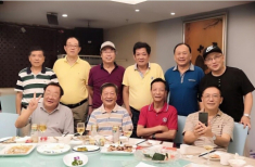 Thương bạn vất vả chăm vợ liệt giường, tôi tung “chiêu” khiến các bạn học chung tay quyên góp 500 triệu