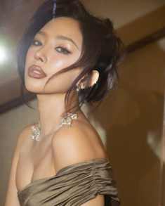 Tóc Tiên khoe vai trần thon thả và vòng eo săn chắc nuột nà