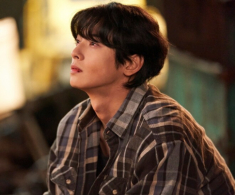 Tôi đi công tác nhưng vợ ở nhà lén che camera, tôi âm thầm quay về rồi sửng sốt khi mở cửa ra