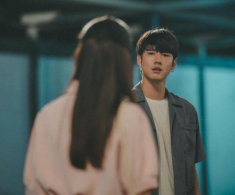 Tôi kinh ngạc khi thấy mẹ đẻ đang ở trong nhà tắm, càng sốc hơn với việc làm của mẹ chồng