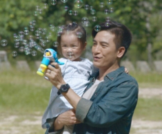 Trước khi lấy chồng, mẹ kế hẹn tôi ra quán cafe nói chuyện riêng, thấy người thứ 3 bước vào tôi bật khóc