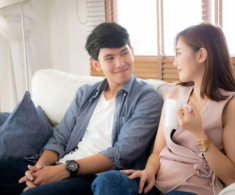 Trước khi ra tòa, chồng quỳ xuống cầu xin vợ đáp ứng một nguyện vọng, nghe xong tôi cười khổ