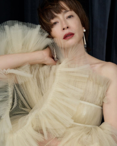 Từng bị mẹ ruột ép “ngủ” với đạo diễn, nàng ngọc nữ vẫn tỏa sáng rực rỡ, nay hạnh phúc bên chồng thứ 3