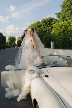 Váy cưới của con gái tỷ phú Jonathan Hạnh Nguyễn: Màu trắng chủ đạo, mang dấu ấn haute couture và tinh thần quý tộc Ý