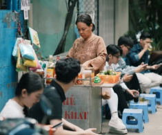 Việt Hương sướng vì cưới được “người đàng hoàng”, dặn Hoài Phương: “Ông mà bỏ tôi sớm là tôi kiếm trai 6 múi liền”