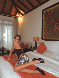 “Vợ quốc dân” Phương Ly phong cách cực chiến sau nhuộm da