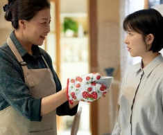 Vừa sinh con xong chồng liền đưa đơn ly hôn, tôi ký không do dự nhưng 1 phút sau anh đã hối hận