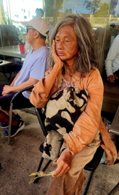 Xót xa tình cảnh hiện tại của nữ ca sĩ Việt hóa điên đi lang thang trên phố, đồng nghiệp: “Buồn và đau lòng quá”