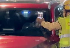 Xử phạt nữ ca sĩ dừng xe giữa đường, thản nhiên hút “bóng cười” trước mặt CSGT