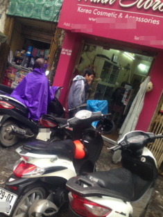 8-3: Phái nữ Hà Nội đội mưa mua mỹ phẩm