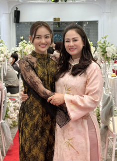 “Bạn gái Mạnh Trường” hiếm hoi khoe nhan sắc mẹ ruột trẻ đẹp như chị em sinh đôi khiến con gái cũng phải “xách dép”