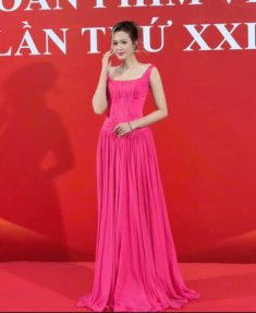 Bạn thân Trấn Thành thắng đời 1-0 khi cưới cô vợ kém 12 tuổi đẹp “chấp” cả hoa hậu, cân cả kiểu đầm kén người mặc