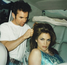 Da đầu bết mà ngọn tóc khô xơ, chuyên gia tóc Hollywood bật mí 3 bí kíp giúp tóc suôn mượt, bồng bềnh