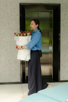 Đàm Thu Trang được khen mix đồ “đơn giản mà sang”