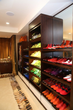 Đàm Vĩnh Hưng khoe tủ giày trị giá cả chục tỷ đồng