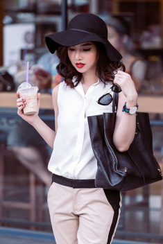 Đinh Ngọc Diệp đẹp hơn khi mặc kín đáo thanh lịch