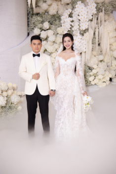 Đỗ Thị Hà thay bốn đầm khoe vai trong tiệc cưới ở Hà Nội