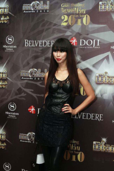 Hà Anh “tiếp thị” cơ thể bằng sắc đen quyền lực