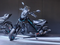 Hình ảnh thực tế của chiếc xe ga lai điện Yamaha Proto HEV tại JMS 2025