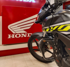 Hình ảnh thực tế của mẫu xe côn tay Honda Livo CBS 2026 có giá bán khoảng 31,6 triệu đồng tại đại lý