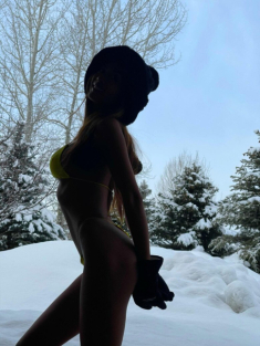 Hoa hậu quốc tế mặc bikini mỏng tang khoe body uốn lượn như cầu trượt dưới trời tuyết lạnh, không cần dùng AI để đu trend