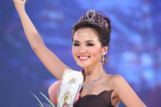 Hoa hậu Việt từng bị cấm diễn vì gian dối để thi Miss Universe, sở hữu nhan sắc nhất nhì châu Á, giờ ở trời Tây làm phun xăm