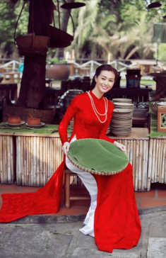 Khánh My duyên dáng áo dài dưới nắng xuân