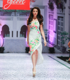 Lệ Hằng xinh tươi diễn thời trang