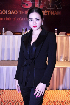 Lý Nhã Kỳ ‘chuẩn men’ với trang phục 800 triệu